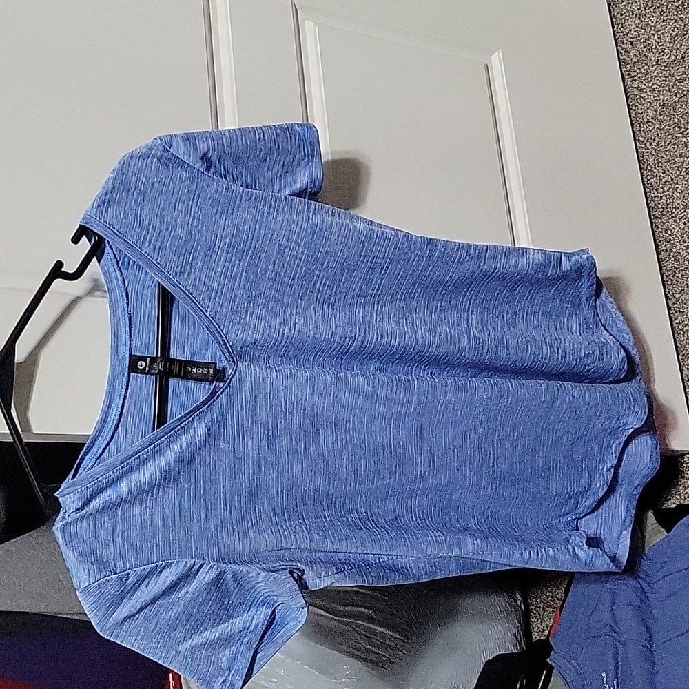 Blue workout top size XS...it fits like it's a S